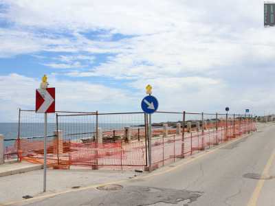 ...andando a restringere vistosamente la strada al traffico